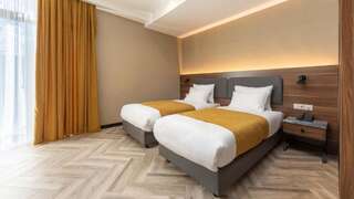 Отель KOMOREBI BAKURIANI RESORT Бакуриани Стандартный двухместный номер с 2 отдельными кроватями-1